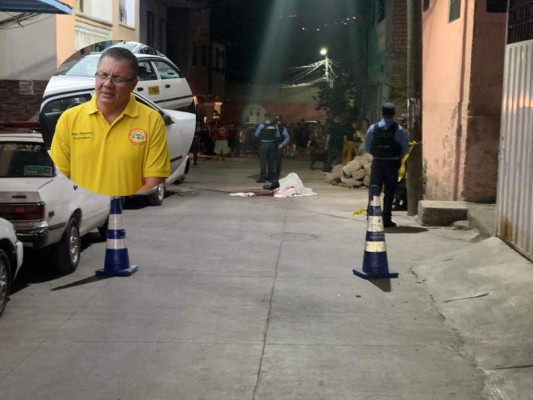 El cadáver de Rony Figueroa quedó tirado enfrente de su vivienda tras ser atacado a balazos.