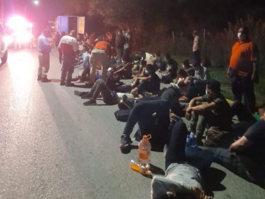 Rescatan a migrantes hondureños dejados dentro de un tráiler en México