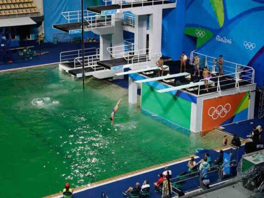 Sol y algas, razón del verdor de la piscina de clavados de Rio-2016