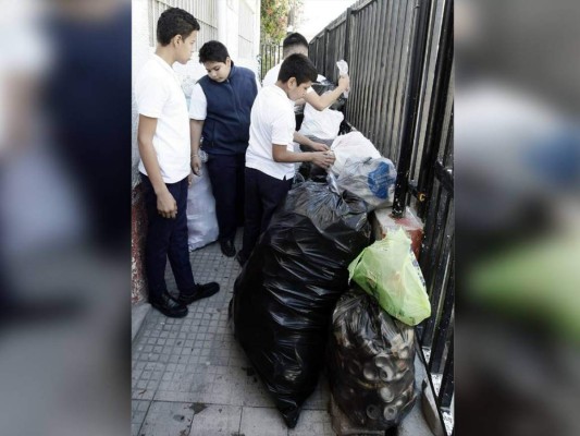 Exitosa venta de materiales reciclados en centro educativo