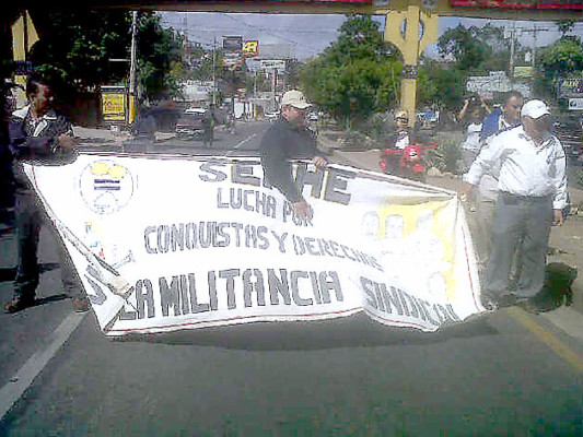 Auxiliares de enfermería protestan en la capital