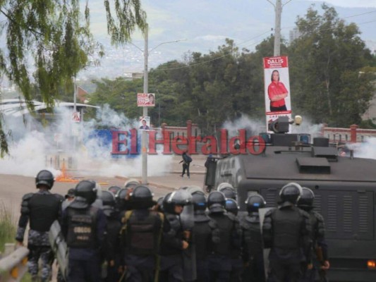 Presuntos estudiantes de la UNAH se toman el bulevar Suyapa de la capital