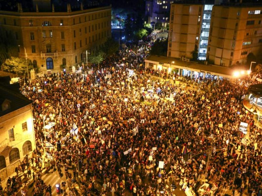 Marchas multitudinarias toman fuerza en protesta contra Netanyahu