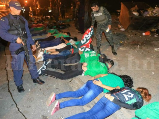 Zafarrancho entre barras de Olimpia y Marathón deja detenidos y heridos en el Nacional