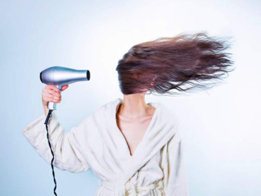 Si logra reducir el uso del secador mientras el cabello crece, con seguridad verá un cabello más saludable y con menos puntas abiertas. Foto Pexels
