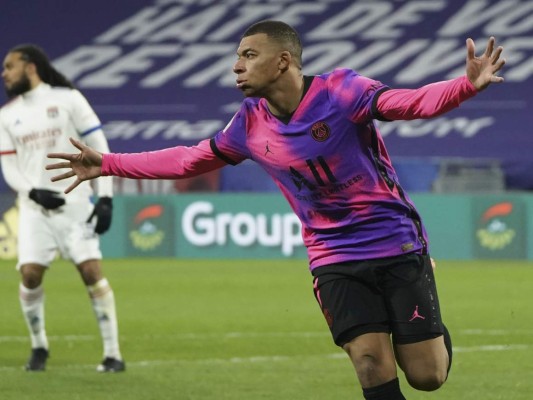 Iluminado por Mbappé, el PSG asalta el liderato en Francia