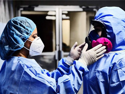 Enfermeras, las grandes heroínas que batallan contra un enemigo invisible