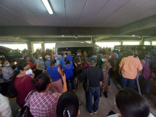 De pie y bajo el sol: así fue la jornada de vacunación de adultos mayores en El Salvador