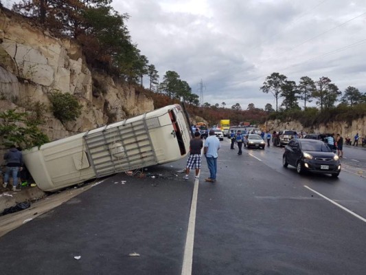 FOTOS: Así quedó la escena de accidente entre bus y camioneta en Zambrano