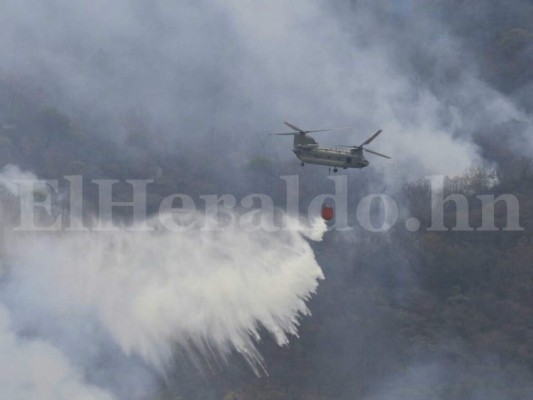 Por aire y tierra combaten el incendio en El Hatillo