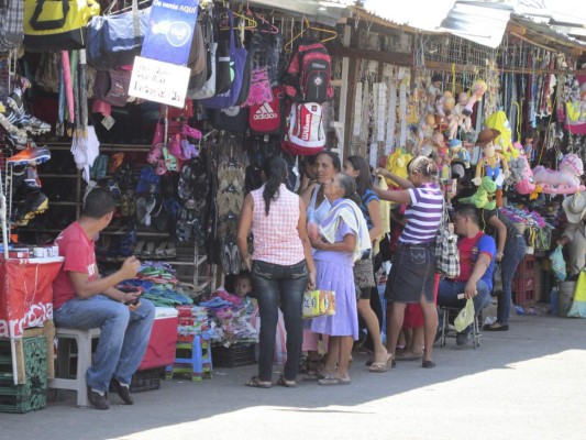 Feria patronal reactiva economía informal en el sur