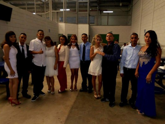 Cinco parejas se juran amor eterno en la cárcel de El Pozo I