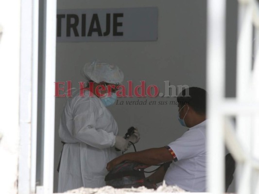 Centros de triaje vacíos e intensas labores de brigadas médicas en la capital (FOTOS)