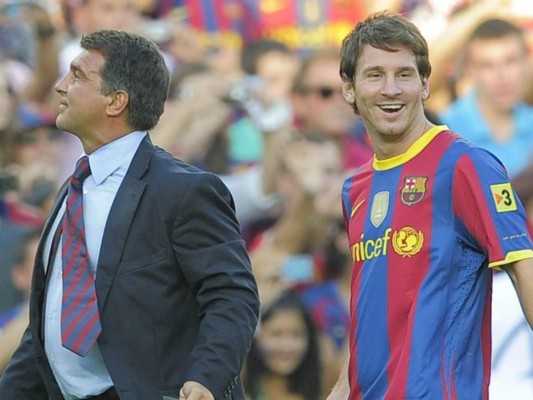 Joan Laporta y Lionel Messi en los inicios de la era dorada del argentino en el FC Barcelona. (Foto: AFP)