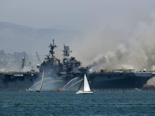 Impactantes imágenes deja explosión en buque militar en San Diego, EEUU