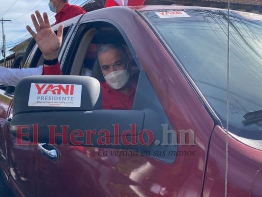 Yani Rosenthal acompaña a Quintín Soriano a votar en Choluteca