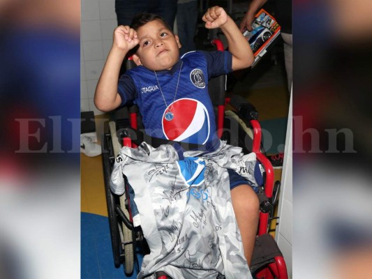 Motagua llena de alegría al pequeño José Luis Castellanos, un niño que sufre hemofilia