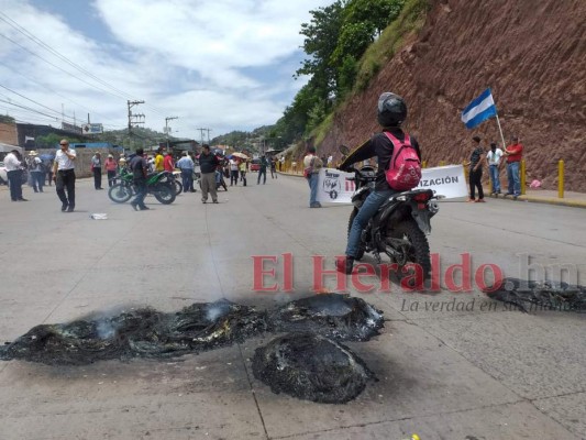Piedras, llantas, ramas y bombas lacrimógenas: así fueron los bloqueos de calles en la capital de Honduras