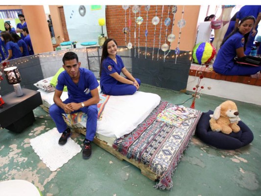 Creativa feria de artículos reciclados exponen universitarios del Alma Máter