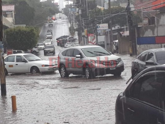 FOTOS: Intensa lluvia provoca inundaciones, tráfico y caos en la capital