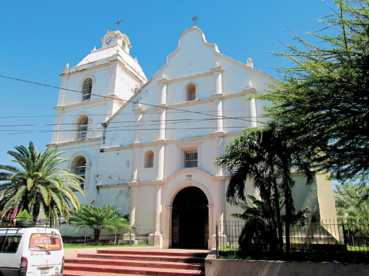 Realizan cambio del sistema eléctrico de la Catedral de Choluteca