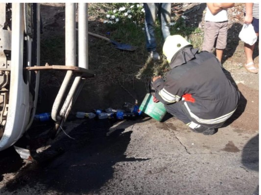 Dos personas lesionadas dejó volcamiento de carro repartidor en Santa Bárbara