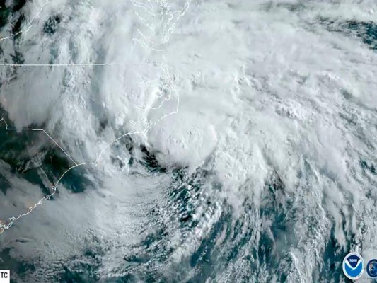 La tormenta tropical Arthur se aleja de Carolina del Norte