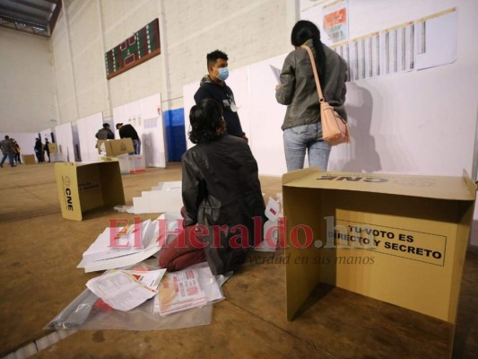 Con las urnas en el suelo se desarrollan las elecciones en la Villa Olímpica (FOTOS)