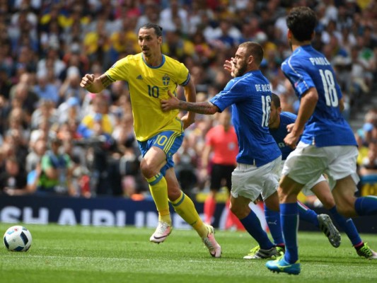 Italia gana en las últimas, se clasifica a cuartos y casi elimina a Suecia de la Euro