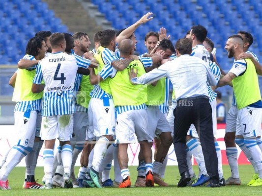 El técnico de Spal Leonardo Semplici celebra con sus jugadores tras la victoria ante Roma en la liga italiana. (Foto: AP)