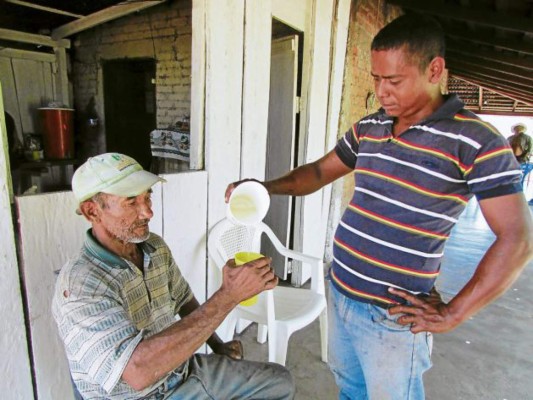 Vecinos de Danlí retoman producción del vino de coyol