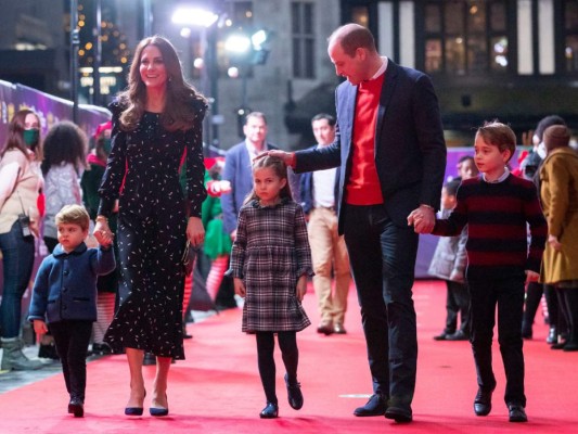 El príncipe William y su esposa Kate agradecen al personal de salud
