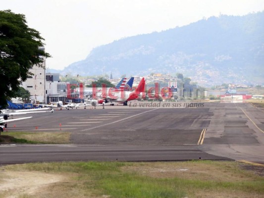 Las imágenes que dejó la protesta de empleados de aeronáutica para exigir pagos y vacuna