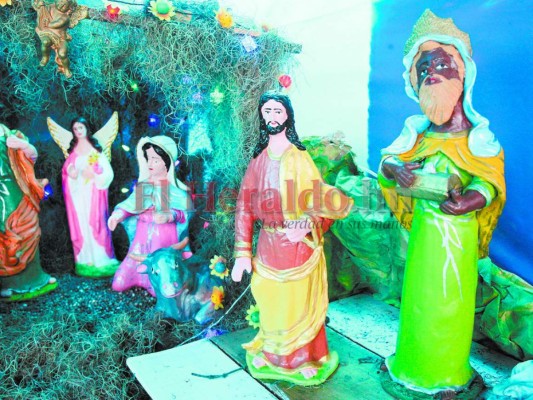 Yarumela moldea en barro la historia del nacimiento de Jesús