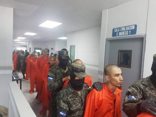 Con overol naranja y cabizbajos llegaron reos a la cárcel de 'El Pozo II'