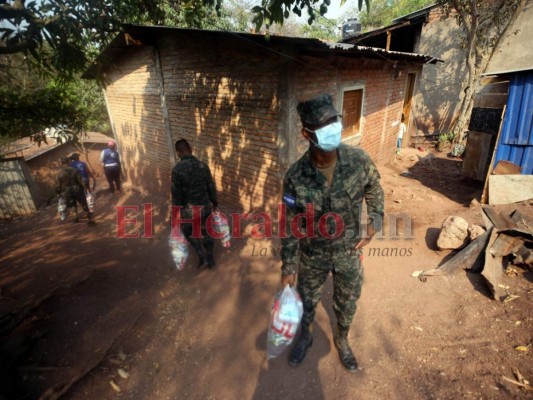 Las imágenes de la entrega de la 'bolsa solidaria' en la capital