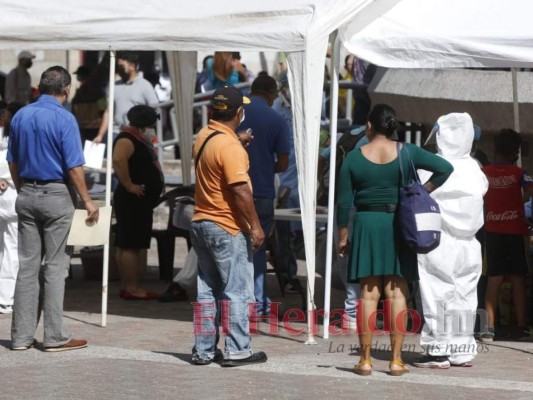 Salud realiza brigadas médicas contra el covid-19 en el Parque Central de Tegucigalpa