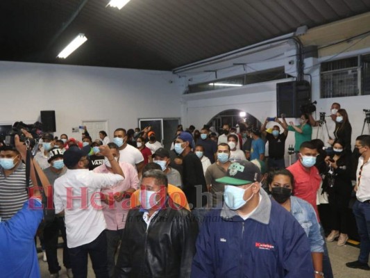 Lo que no se vio del relajo protagonizado por el Partido Nacional y Libre en sorteo de papeletas electorales (FOTOS)