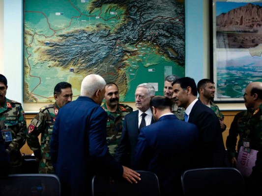 El jefe del Pentágono visita Afganistán tras el letal ataque de los talibanes