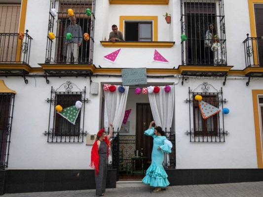 Niños jugando, adultos bailando, Europa comienza a suspender el encierro por pandemia