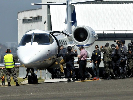 Escena del día en que agentes de la DEA se llevaron extraditados a miembros del cartel de los Valle.