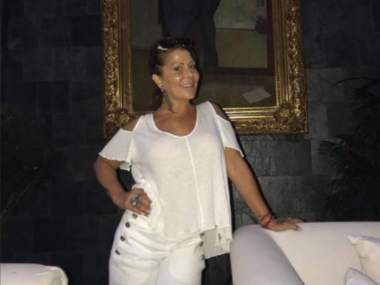 ¿Photoshop o cirugía? Alejandra Guzmán luce irreconocible en foto del sencillo 'Soy así'