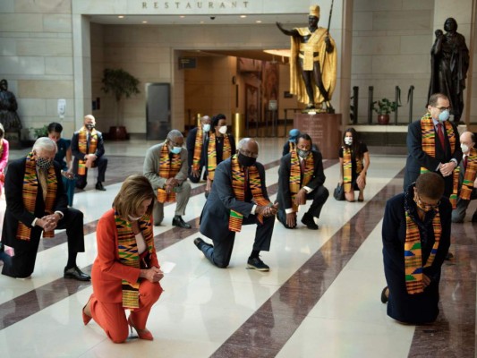 Demócratas se arrodillan en el Congreso de EEUU en homenaje a George Floyd&nbsp;&nbsp;