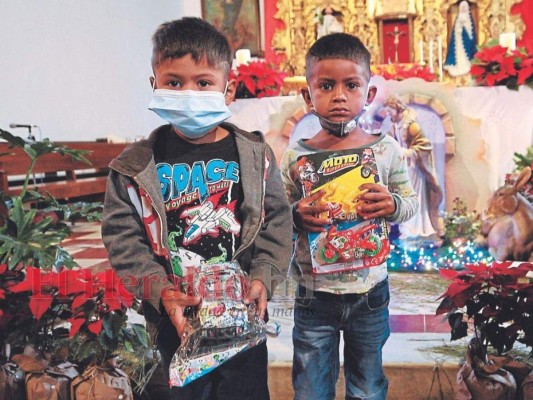 Entrega de juguetes llevó felicidad a más de 100 niños de Ojojona