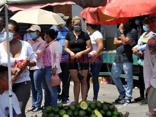 Unos en orden y otros sin acatar medidas, así acuden capitalinos a abastecerse