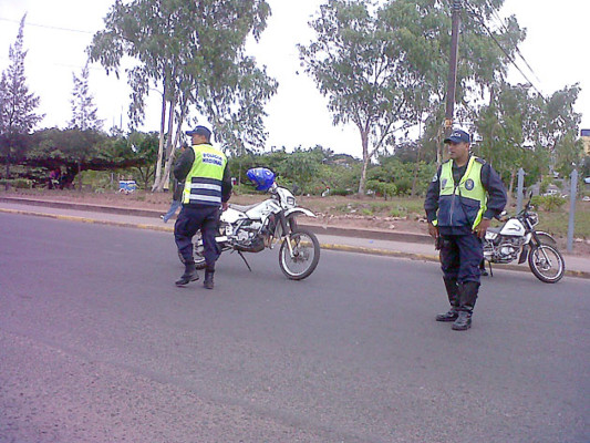 Marcha de maestros paraliza el tráfico en la capital hondureña