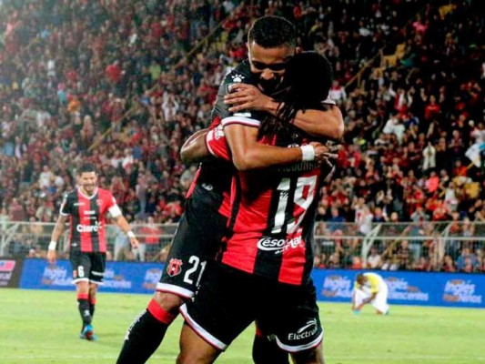 Alajuela se dejó empatar 3-3 ante Saprissa en el inicio de la cuadrangular final en Costa Rica