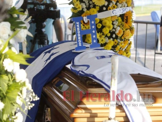 Así fue la vuelta olímpica para despedir a Chelato Uclés (Fotos)