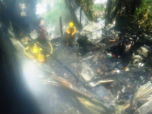 Rescatan ilesos a dos menores de un incendio en barrio San Martín