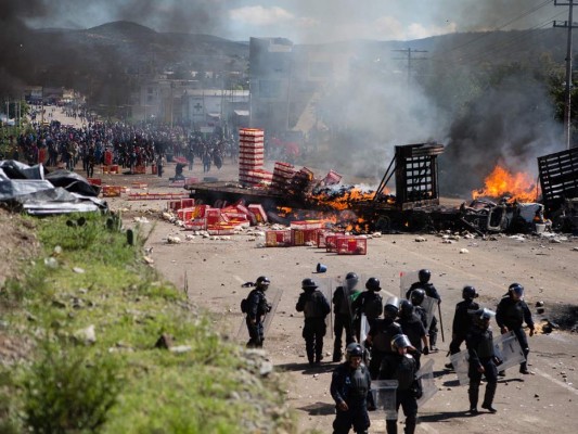 Tres muertos y 45 heridos en choques entre policía y maestros en Oaxaca&nbsp;&nbsp;